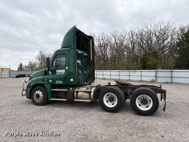 image for item YA2298 2017 Freightliner  Cascadia semi truck