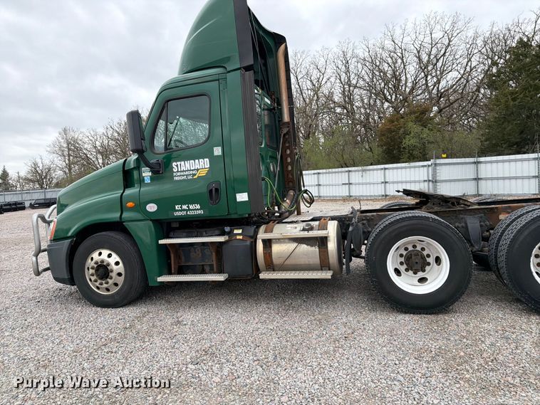 image for item YA2298 2017 Freightliner  Cascadia semi truck