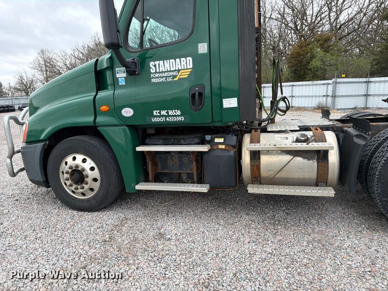 image for item YA2298 2017 Freightliner  Cascadia semi truck