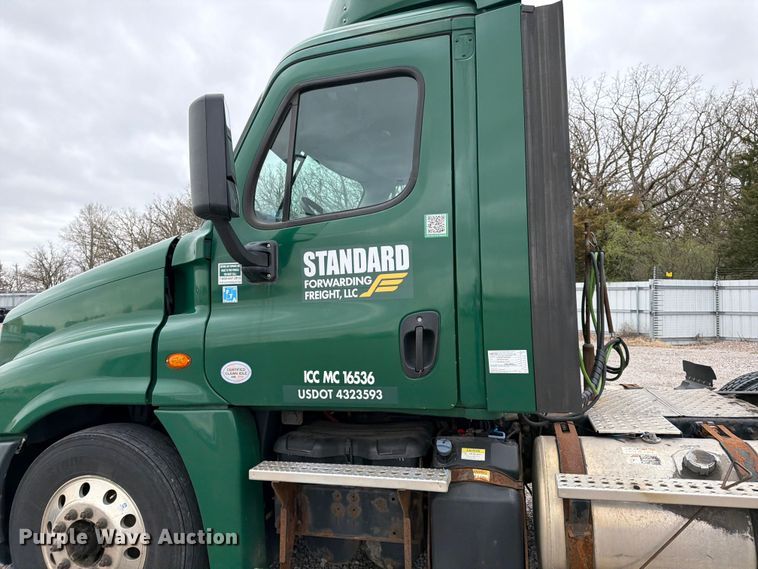 image for item YA2298 2017 Freightliner  Cascadia semi truck