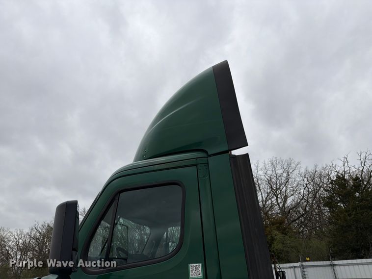image for item YA2298 2017 Freightliner  Cascadia semi truck