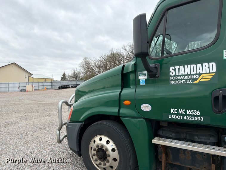 image for item YA2298 2017 Freightliner  Cascadia semi truck