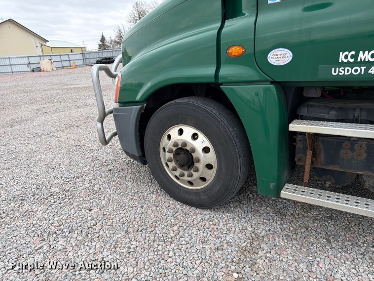 image for item YA2298 2017 Freightliner  Cascadia semi truck
