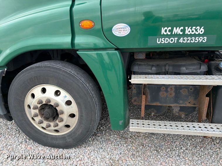 image for item YA2298 2017 Freightliner  Cascadia semi truck