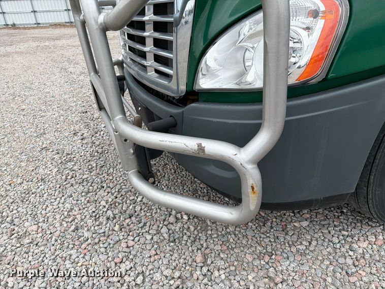 image for item YA2298 2017 Freightliner  Cascadia semi truck