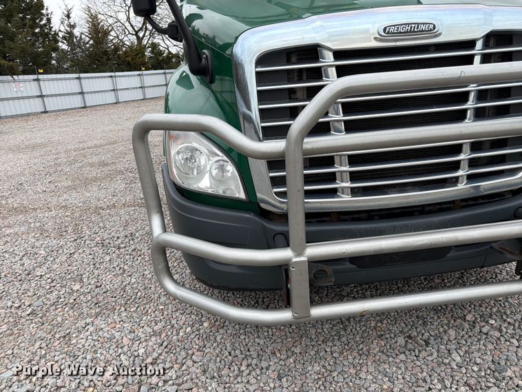 image for item YA2298 2017 Freightliner  Cascadia semi truck