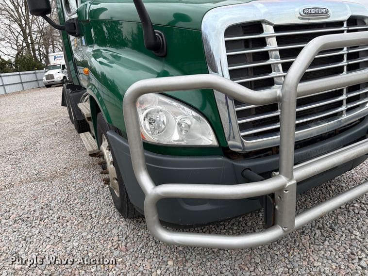 image for item YA2298 2017 Freightliner  Cascadia semi truck