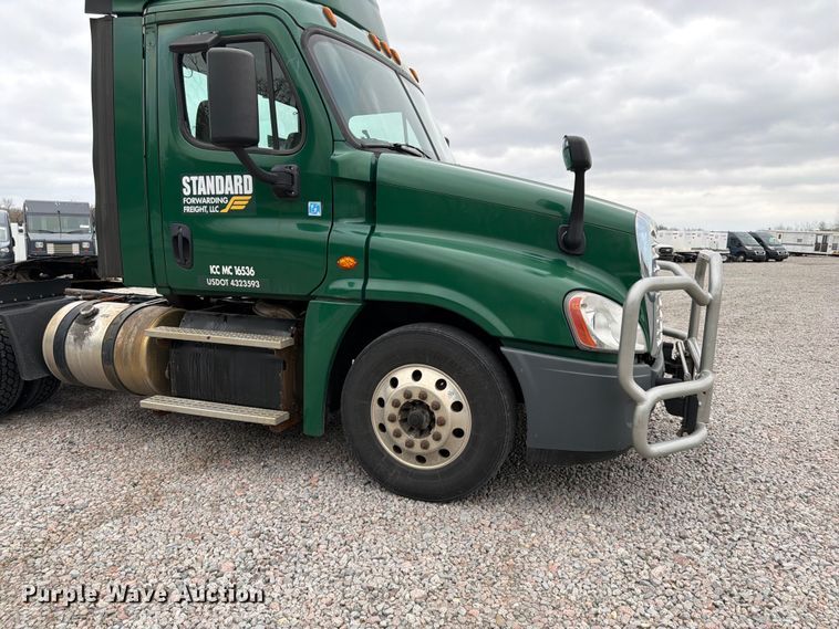 image for item YA2298 2017 Freightliner  Cascadia semi truck