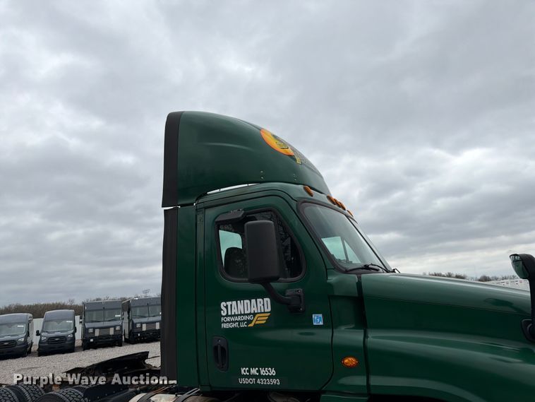 image for item YA2298 2017 Freightliner  Cascadia semi truck