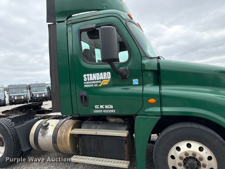 image for item YA2298 2017 Freightliner  Cascadia semi truck