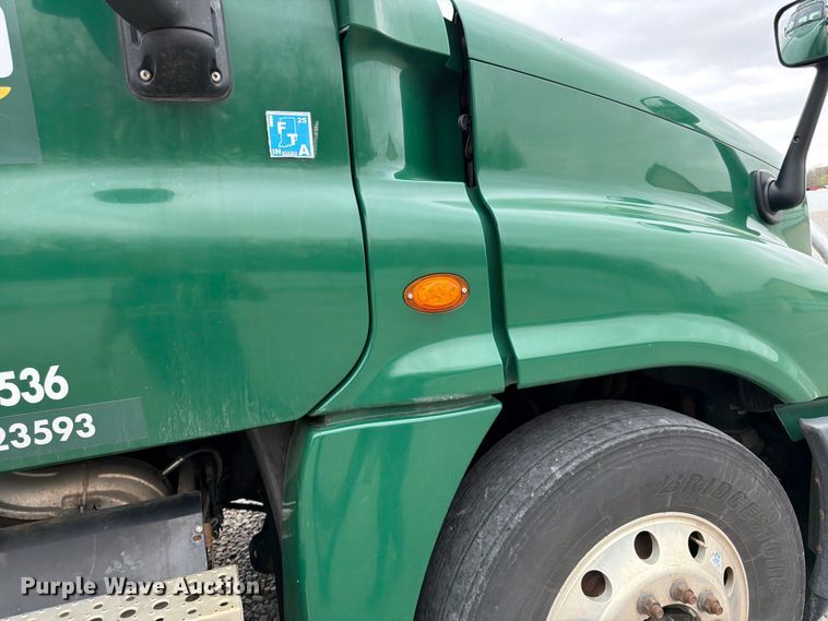 image for item YA2298 2017 Freightliner  Cascadia semi truck