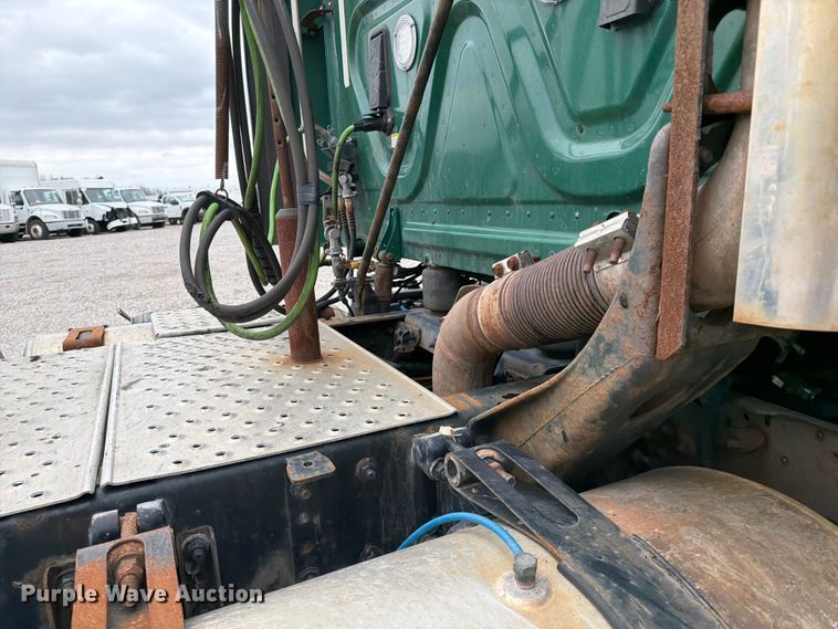 image for item YA2298 2017 Freightliner  Cascadia semi truck