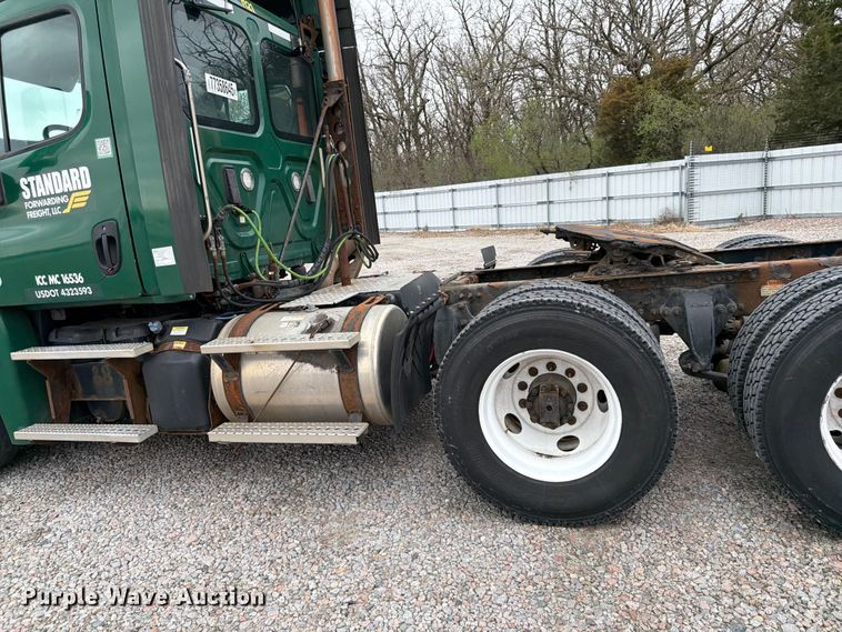 image for item YA2298 2017 Freightliner  Cascadia semi truck
