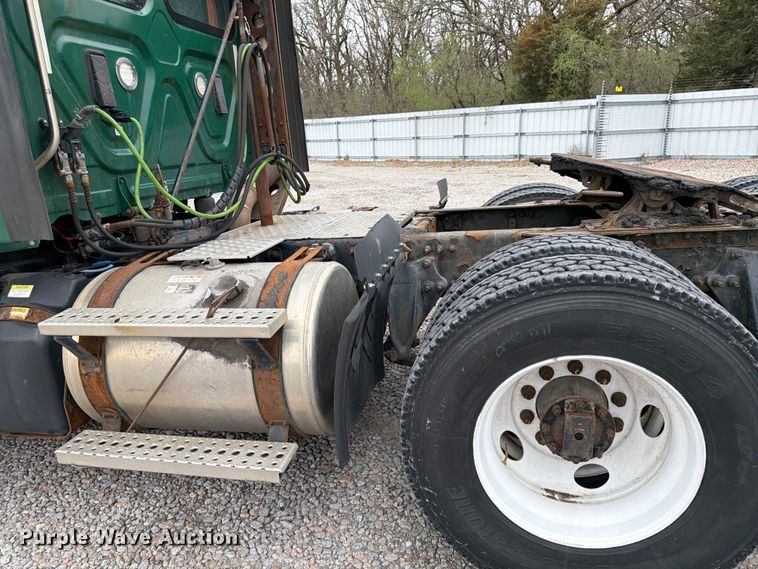 image for item YA2298 2017 Freightliner  Cascadia semi truck