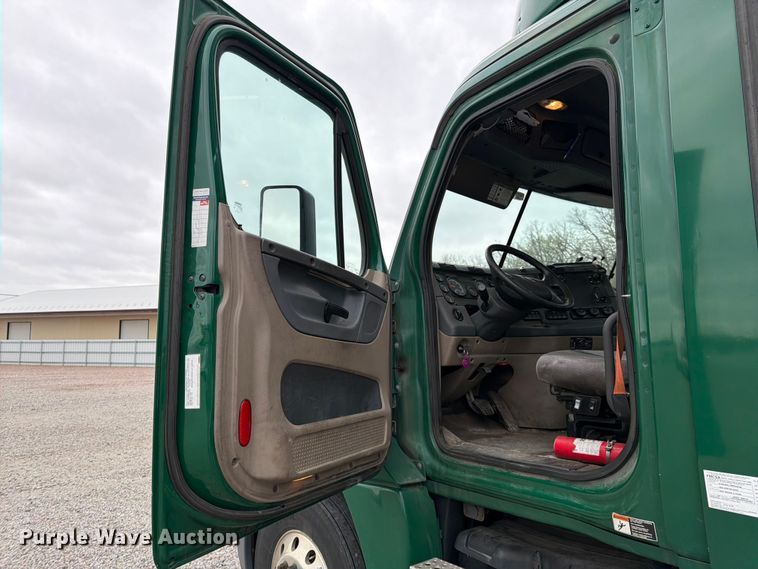 image for item YA2298 2017 Freightliner  Cascadia semi truck