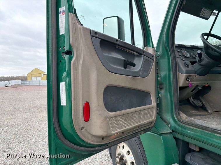 image for item YA2298 2017 Freightliner  Cascadia semi truck