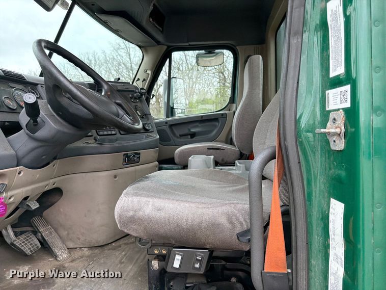image for item YA2298 2017 Freightliner  Cascadia semi truck
