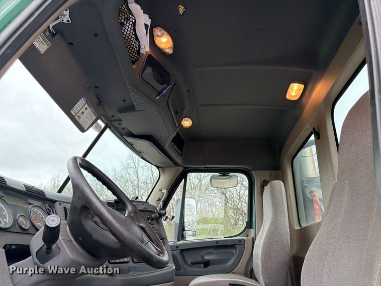 image for item YA2298 2017 Freightliner  Cascadia semi truck