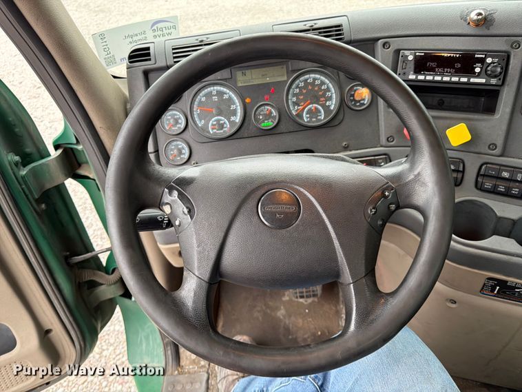image for item YA2298 2017 Freightliner  Cascadia semi truck