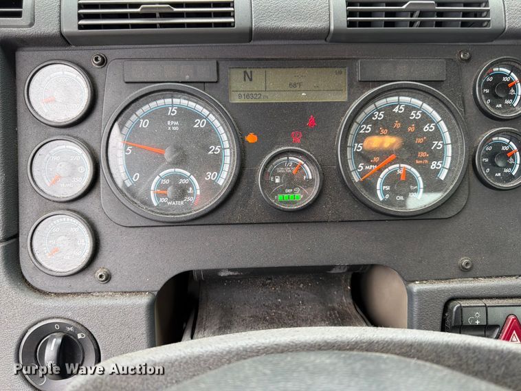 image for item YA2298 2017 Freightliner  Cascadia semi truck