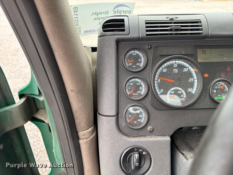 image for item YA2298 2017 Freightliner  Cascadia semi truck