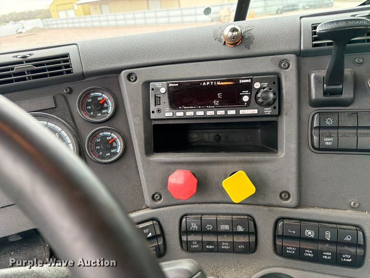 image for item YA2298 2017 Freightliner  Cascadia semi truck