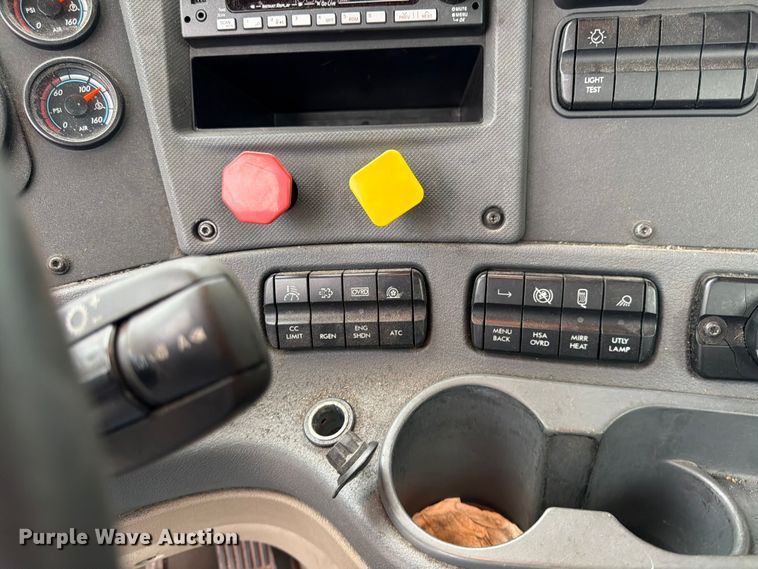 image for item YA2298 2017 Freightliner  Cascadia semi truck