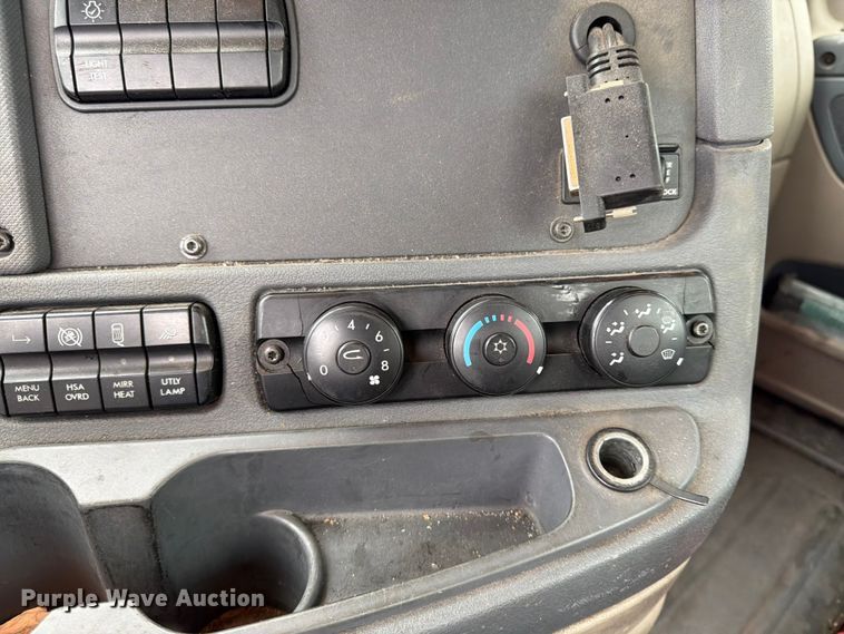 image for item YA2298 2017 Freightliner  Cascadia semi truck
