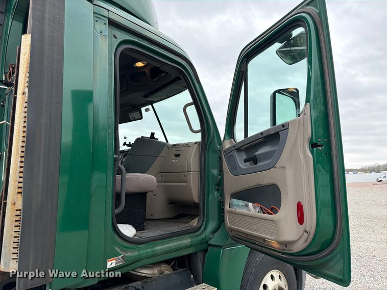image for item YA2298 2017 Freightliner  Cascadia semi truck