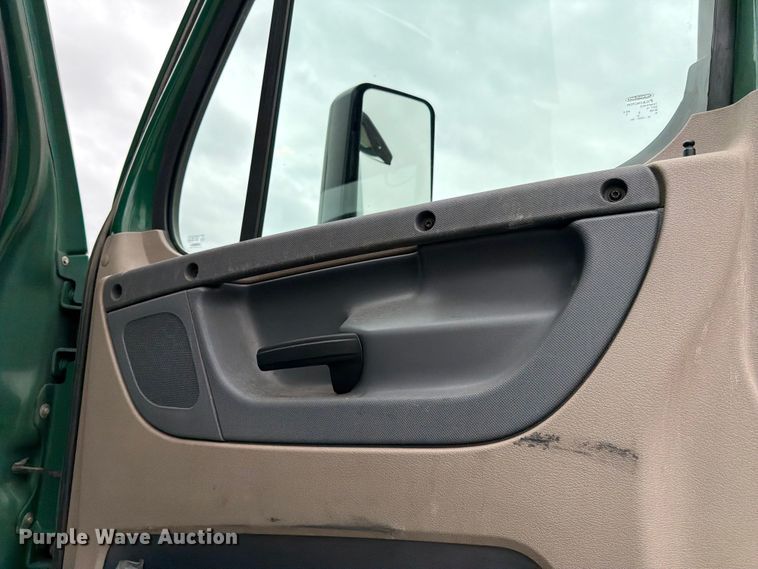 image for item YA2298 2017 Freightliner  Cascadia semi truck