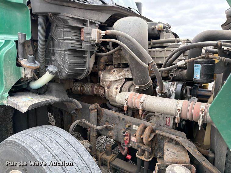 image for item YA2298 2017 Freightliner  Cascadia semi truck