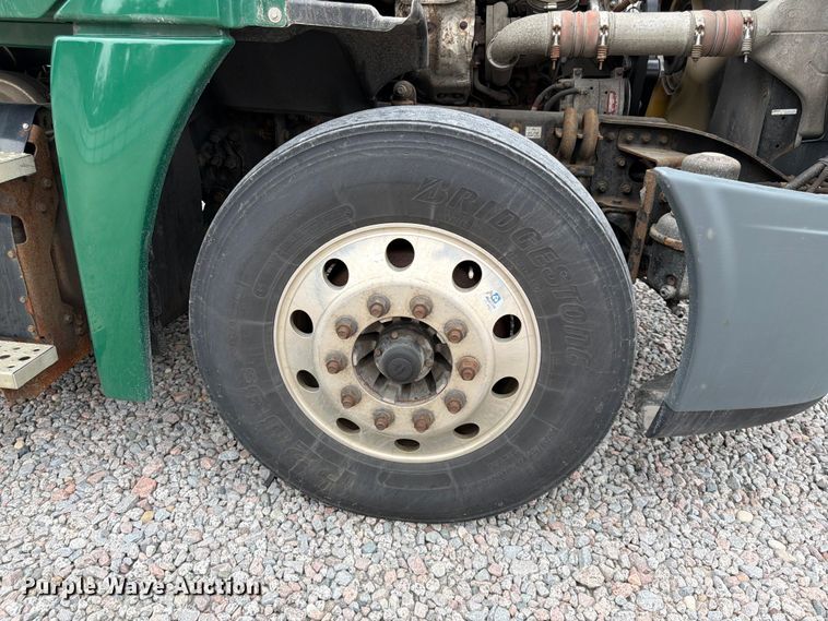 image for item YA2298 2017 Freightliner  Cascadia semi truck