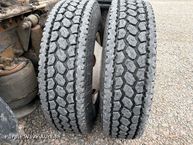 image for item YA2298 2017 Freightliner  Cascadia semi truck