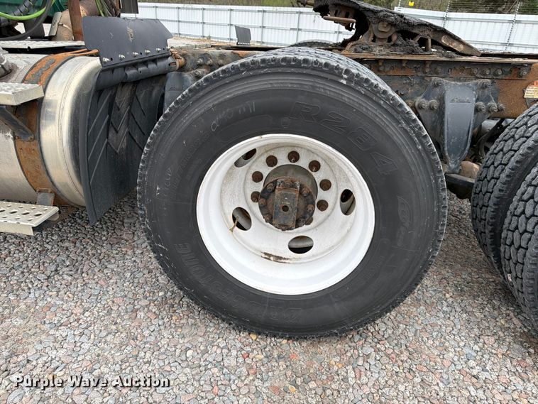 image for item YA2298 2017 Freightliner  Cascadia semi truck