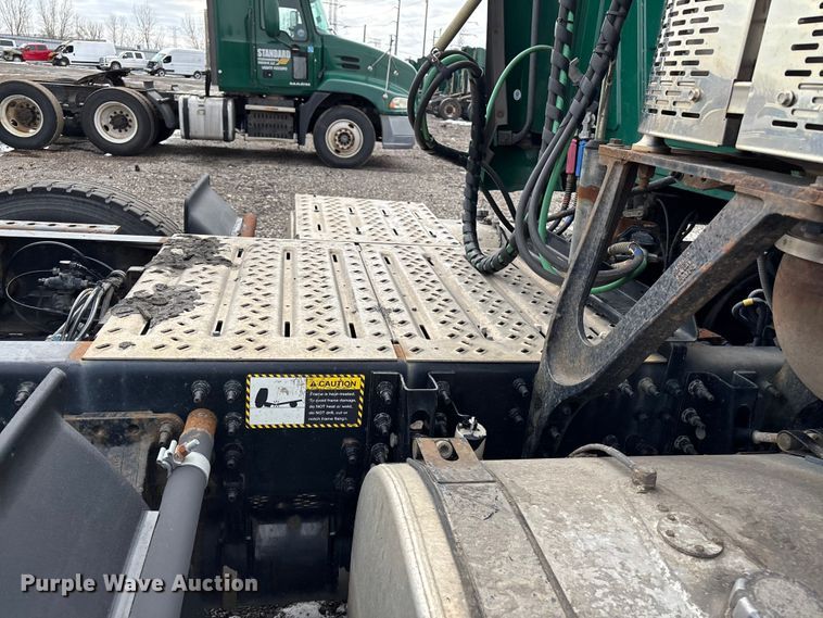 image for item YA2318 2016 Mack CXU613 semi truck