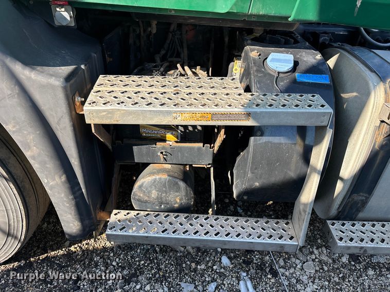 image for item YA2321 2016 Mack CXU613 semi truck