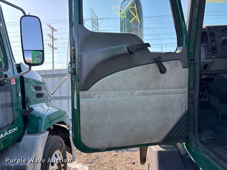 image for item YA2321 2016 Mack CXU613 semi truck