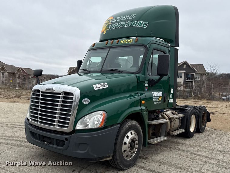 image for item YA2376 2017 Freightliner Cascadia 125 semi truck