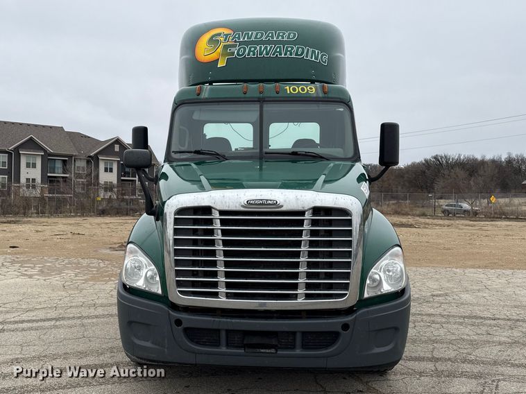 image for item YA2376 2017 Freightliner Cascadia 125 semi truck
