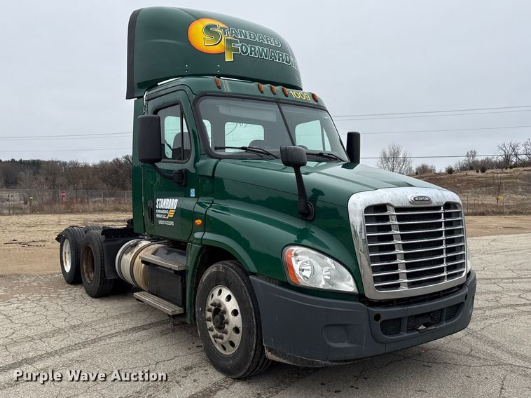 image for item YA2376 2017 Freightliner Cascadia 125 semi truck