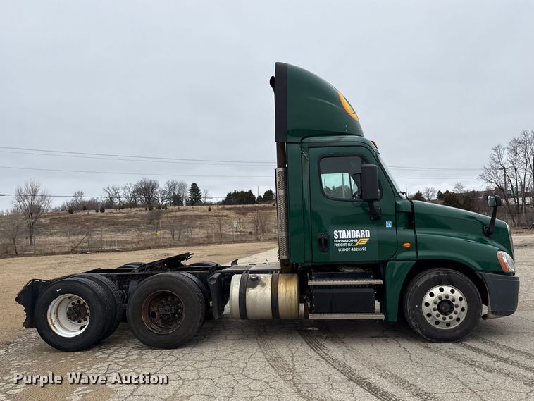 image for item YA2376 2017 Freightliner Cascadia 125 semi truck