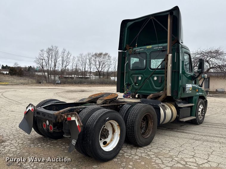 image for item YA2376 2017 Freightliner Cascadia 125 semi truck
