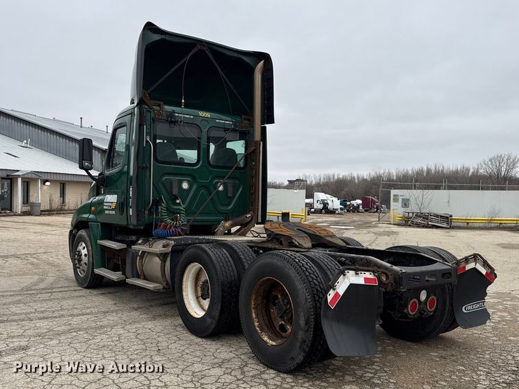 image for item YA2376 2017 Freightliner Cascadia 125 semi truck