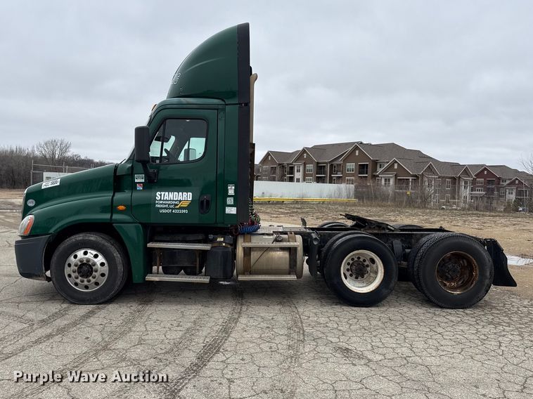 image for item YA2376 2017 Freightliner Cascadia 125 semi truck