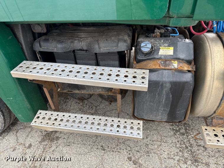 image for item YA2376 2017 Freightliner Cascadia 125 semi truck