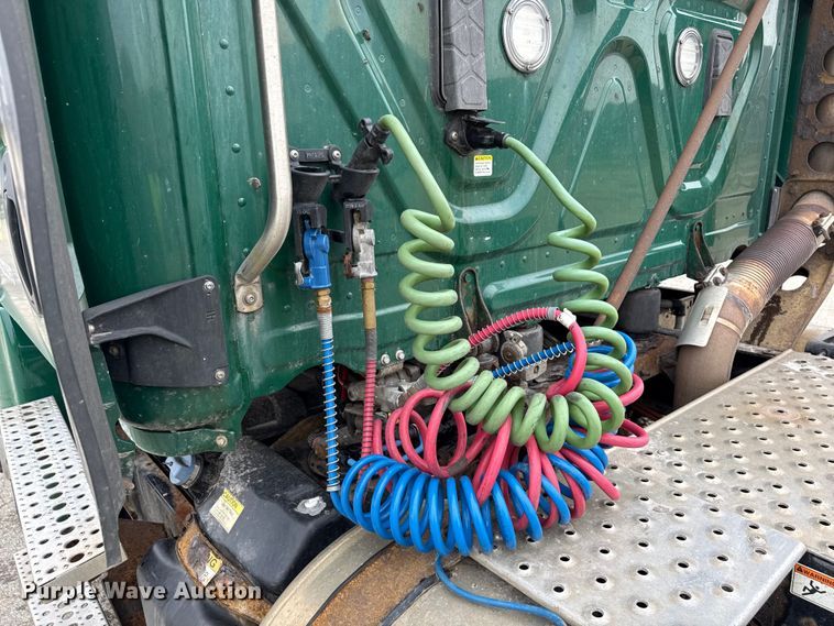 image for item YA2376 2017 Freightliner Cascadia 125 semi truck