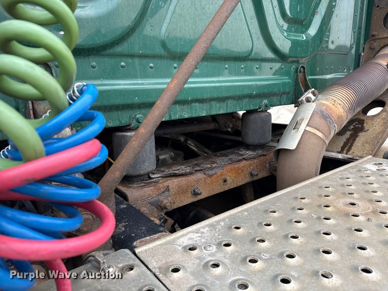 image for item YA2376 2017 Freightliner Cascadia 125 semi truck