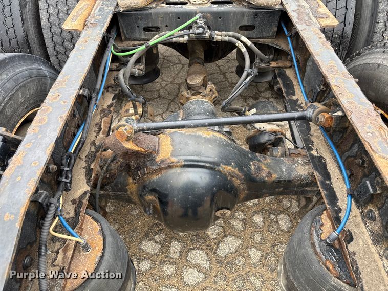 image for item YA2376 2017 Freightliner Cascadia 125 semi truck