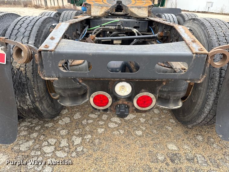 image for item YA2376 2017 Freightliner Cascadia 125 semi truck