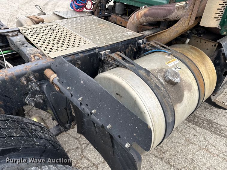 image for item YA2376 2017 Freightliner Cascadia 125 semi truck